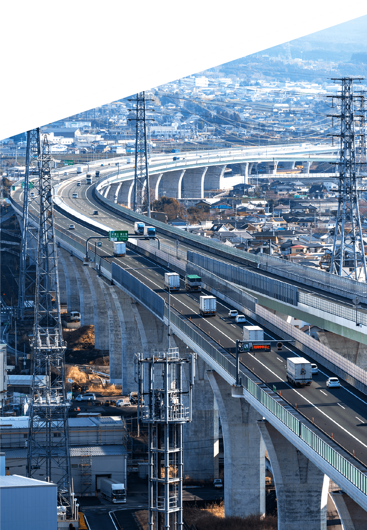 高速道路を車が走っている画像