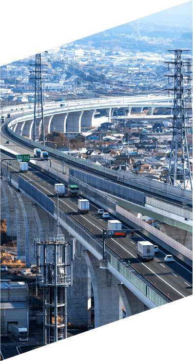 高速道路を車が走っている画像