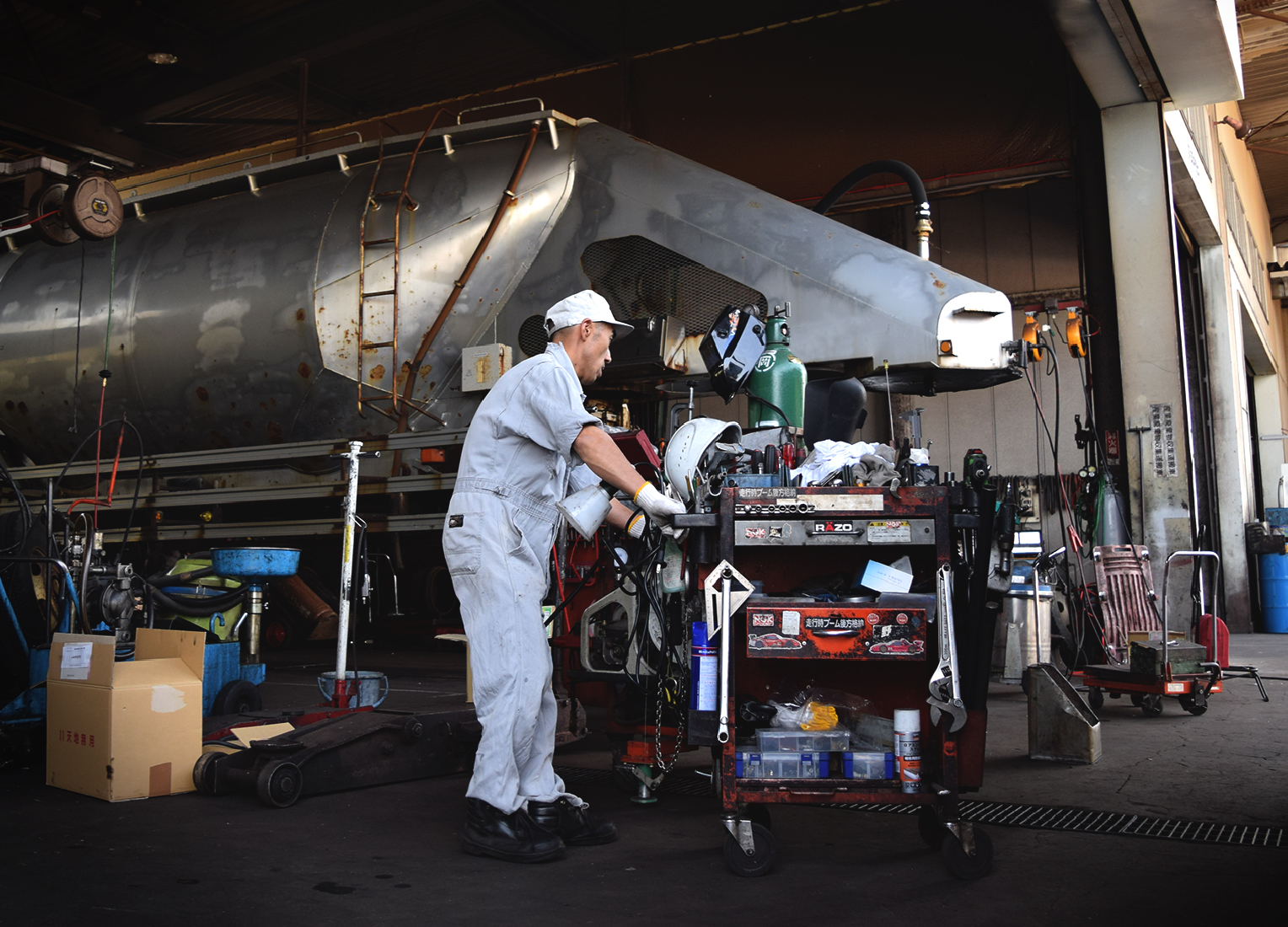 信越車体の特徴。社員が作業をする様子。